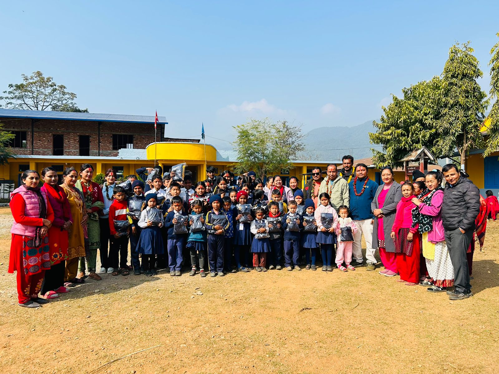 देवचुली दलित युवा समाजद्वारा दिव्यज्योतिका विद्यार्थीहरूलाई न्यानो कपडा वितरण