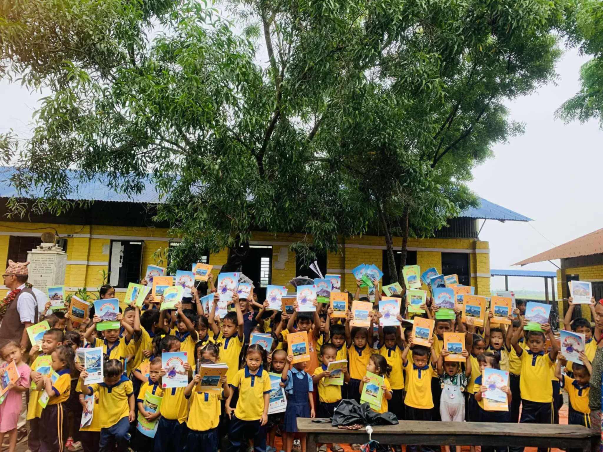 कालिका आधारभूत विद्यालयलाई रेशम फिरिरी नेपाल संस्थाको शैक्षिक सामग्री वितरण