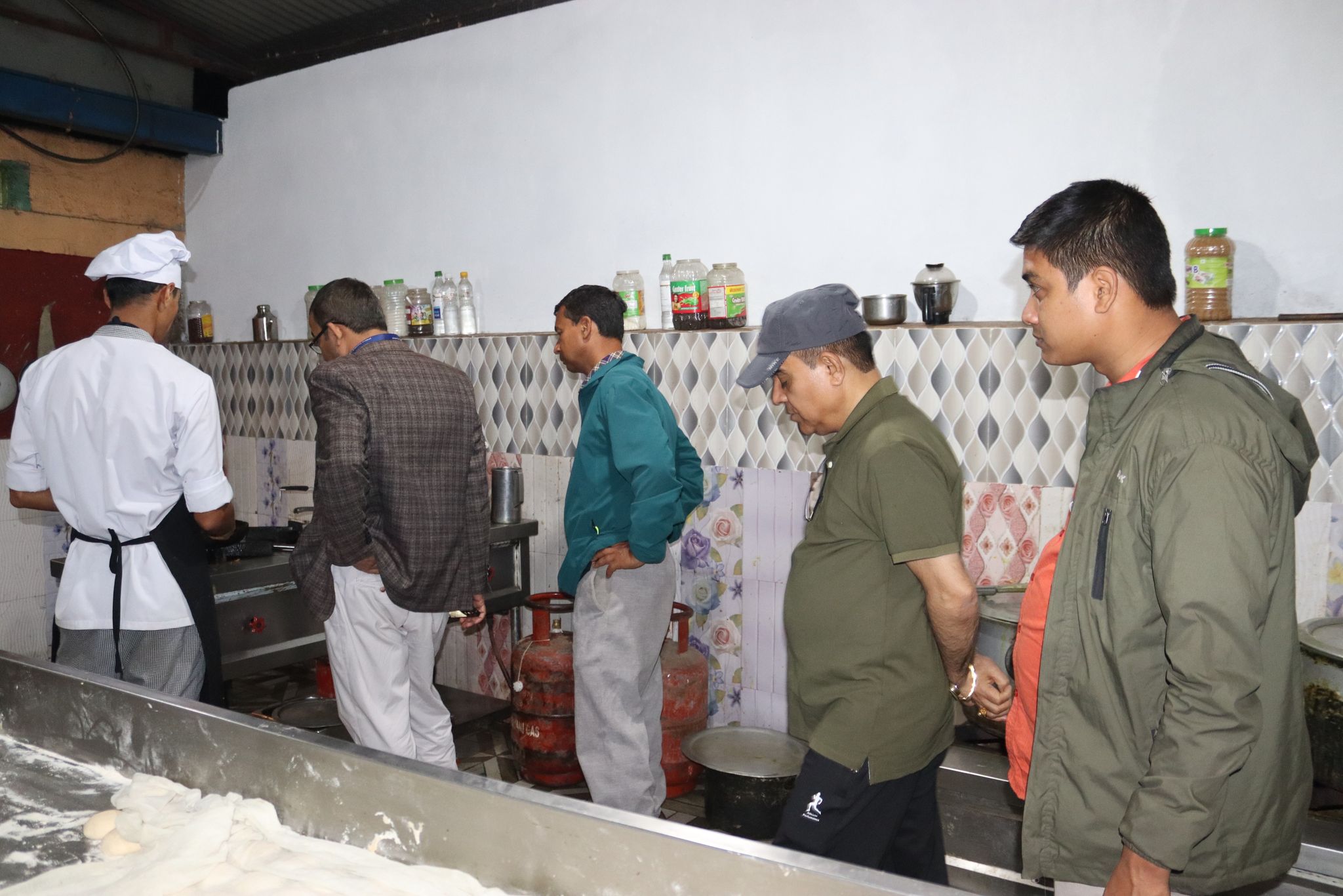 नारायणगढ–मुग्लिन राजमार्गका होटलमा खाद्यको अनुगमन, अखाद्य पदार्थ नष्ट र बरामद