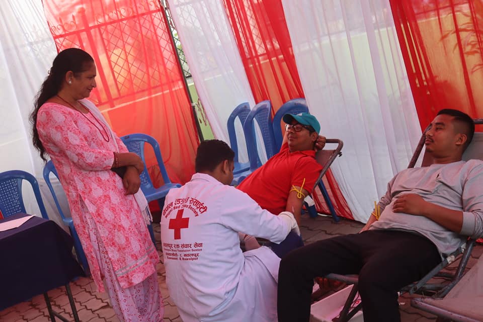 ६७ औँ राष्ट्रिय सहकारी दिवसमा मध्य नेपाल साकोसले गर्याे रक्तदान 
