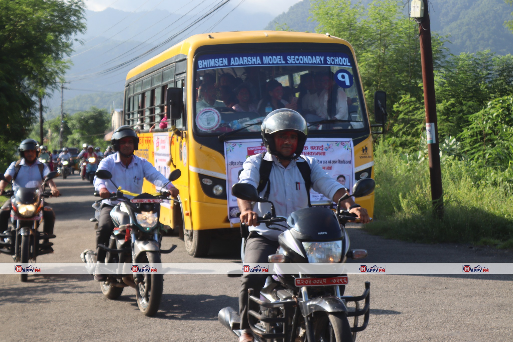 कक्षा १२ मा जिल्ला प्रथम भए सँगै भीमसेन माविले गर्यो नगर परिक्रमा
