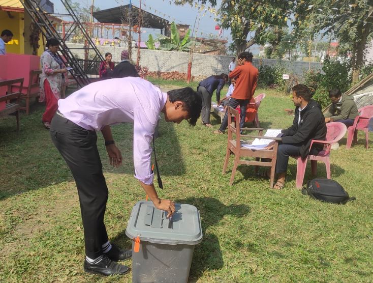 जिल्ला निर्वाचन कार्यालयद्वारा देवचुलीमा नमूना मतदान संकलन