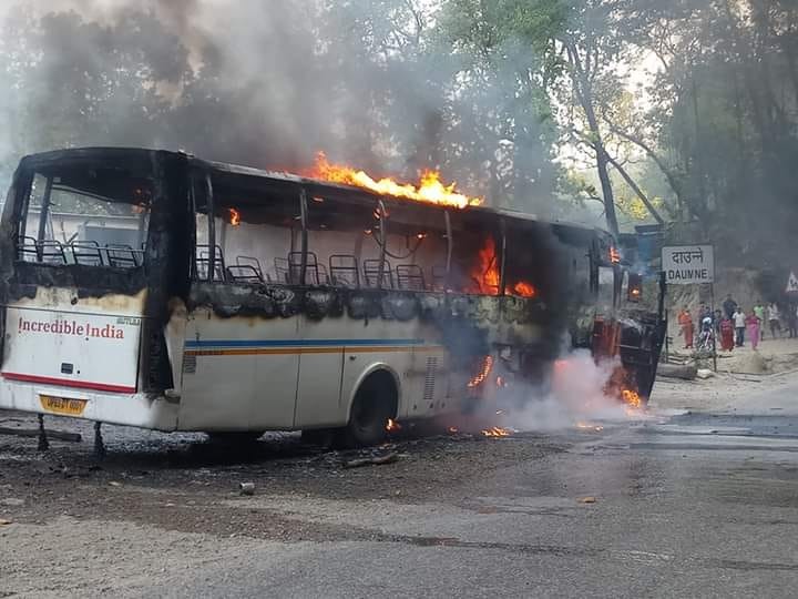 दाउन्नेमा भारतीय यात्रुबाहक बसमा आगलागी