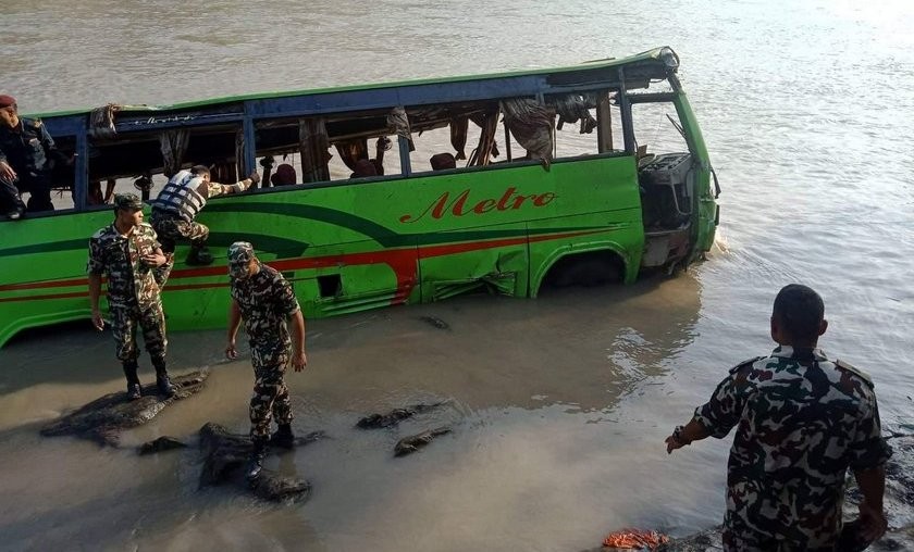 त्रिशुली नदीमा बस खस्यो,पाँच जनाको मृत्यु,२९ जना घाइते