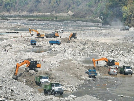 नदी दोहन गर्न मेयरको टिपर, वडाध्यक्षको एक्साभेटर
