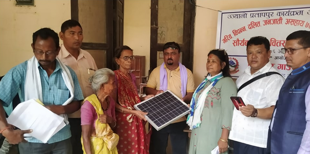 प्रतापपुरमा  सात सय ८६ विपन्न परिवारलाई सोलरबत्ती वितरण