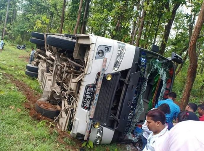 चोरमारामा बस पल्टदाँ नौ जना घाइते