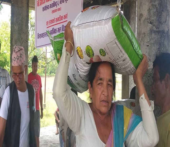 नवलपुरका किसानलाई प्राङ्गारिक मल, किलोको पाँच रुपैयाँमा मल पाउँदा किसान हर्षित