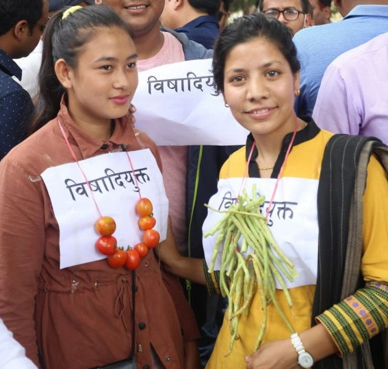 तरकारीको माला लगाएर सरकारको कदमको विरोध
