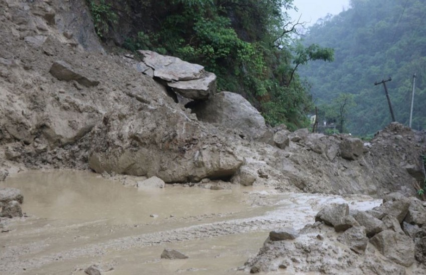 बुटवल पाल्पा सडकखण्डको हेडबक्स नजिकै पहिरोले मोटरसाईकल बगायो