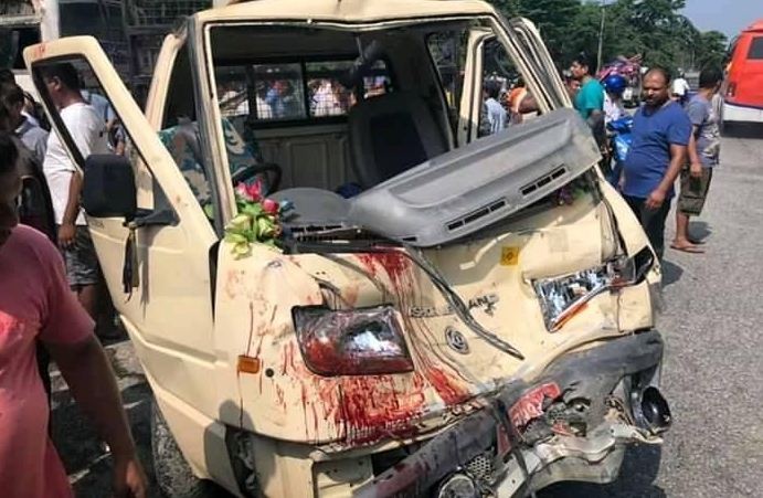 बस र तरकारी बोकेको गाडी ठोक्किँदा एकको ज्यान गयाे, १८ घाइते
