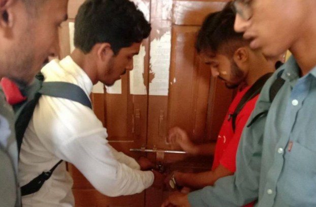 अखिल क्रान्तिकारीद्वारा शुल्क घटाउन माग गर्दै क्याम्पसमा तालाबन्दी