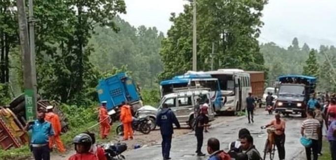 मकवानपुरमा भारतीय ट्रकले ५ सवारीसाधनलाई ठक्कर दियो, दुईको मृत्यु