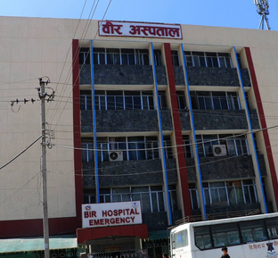 वीर अस्पतालको बेहालः मेसिन बिगार्दै, बिरामी निजीमा पठाउँदै