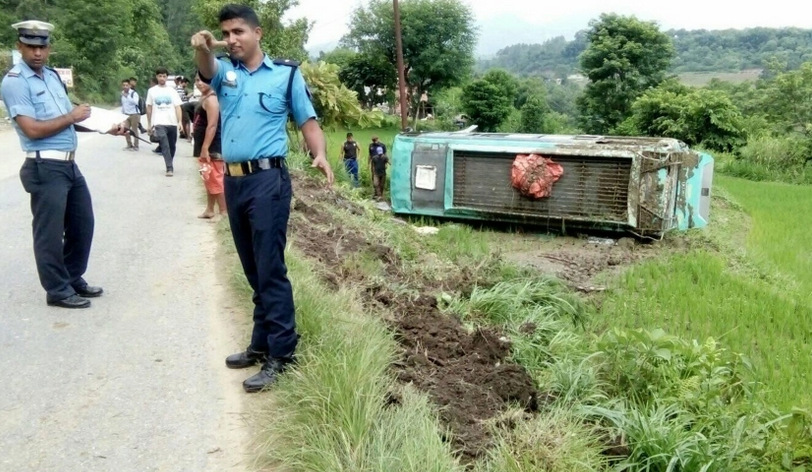 तनहुँमा बस दुर्घटना, १३ यात्रु घाइते