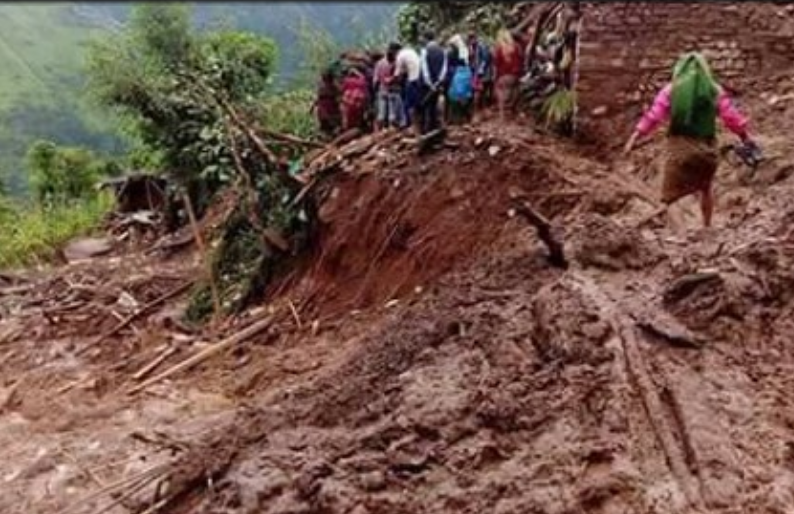 पहिरोमा परी तीन जनाको मृत्यु