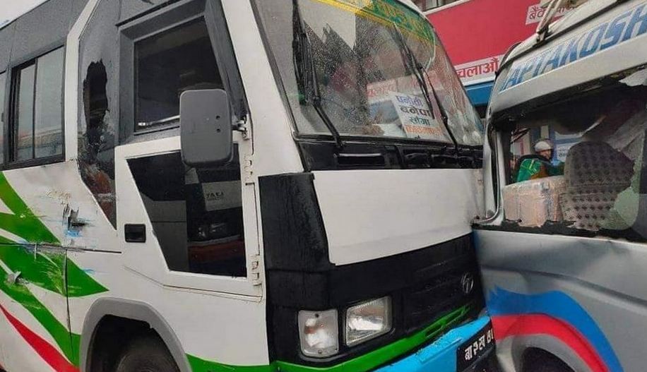 एकैचोटी ४ वटा बस ठोक्किदा १६ जना घाइते