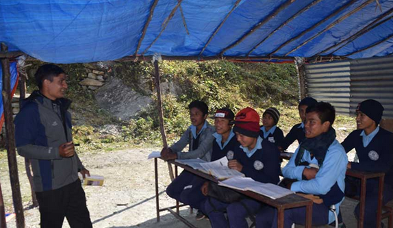 त्रिपालमुनि पढ्दै विद्यार्थी