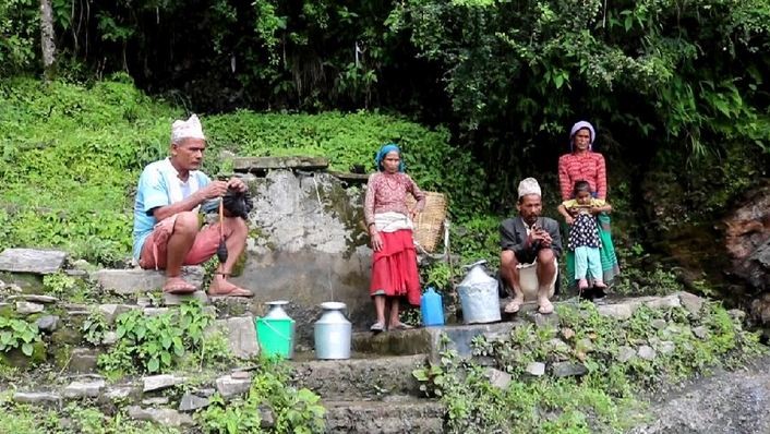 ३०० बर्षपछि गाउँमा खानेपानी : दुई घण्टा लगाएर बोक्ने गाउँलेलाई २४ सै घण्टा पानी