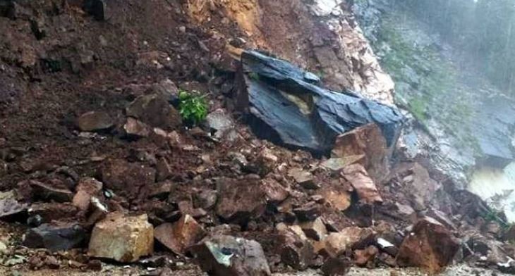 पहिरोले घर पुरिँदा आमा र दुई छोरीको मृत्यु
