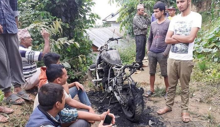 वडाध्यक्ष चढ्ने मोटरसाइकलमा आगलागी