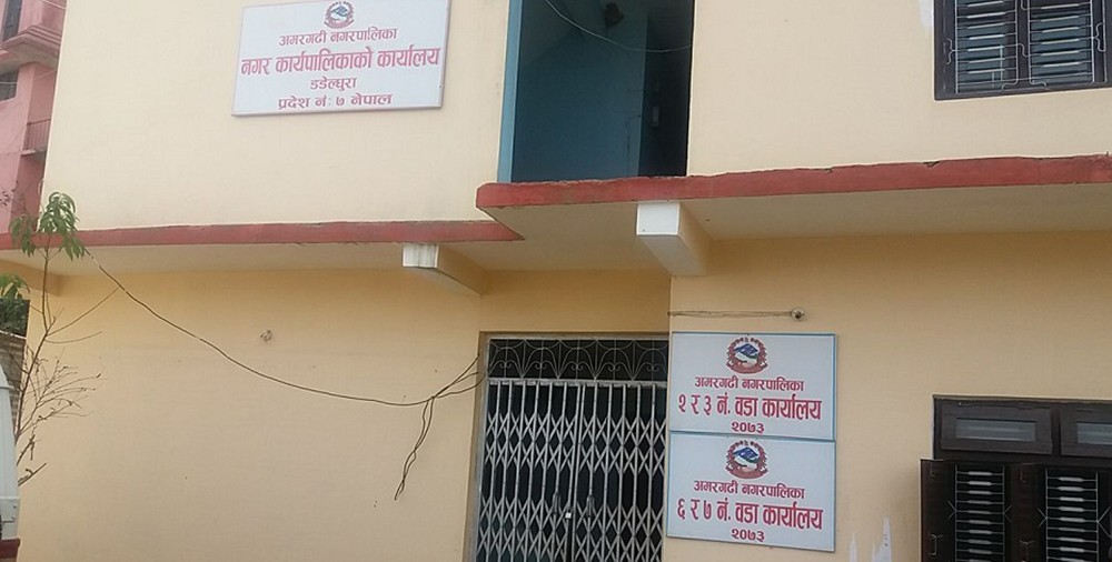 आवश्यक बजेट नदिएको भन्दै स्वास्थ्यकर्मीले गरे स्वास्थ्य चौकीमै तालाबन्दी