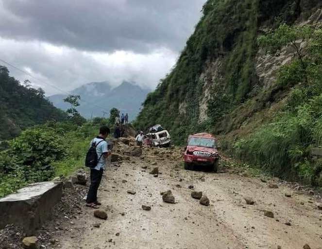 सिद्धबाबाको पहिरोमा पुरिएर  १ जनाको ज्यान गयाे, ६ जना घाइते