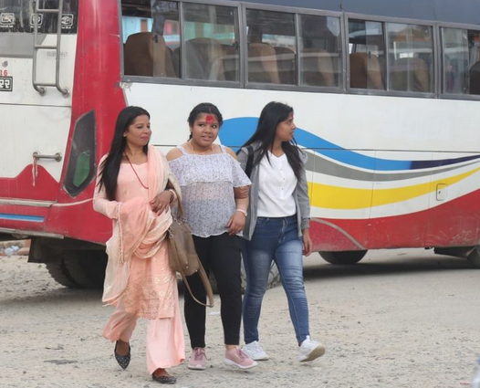 टीका थाप्न हिँड्नेको लर्को