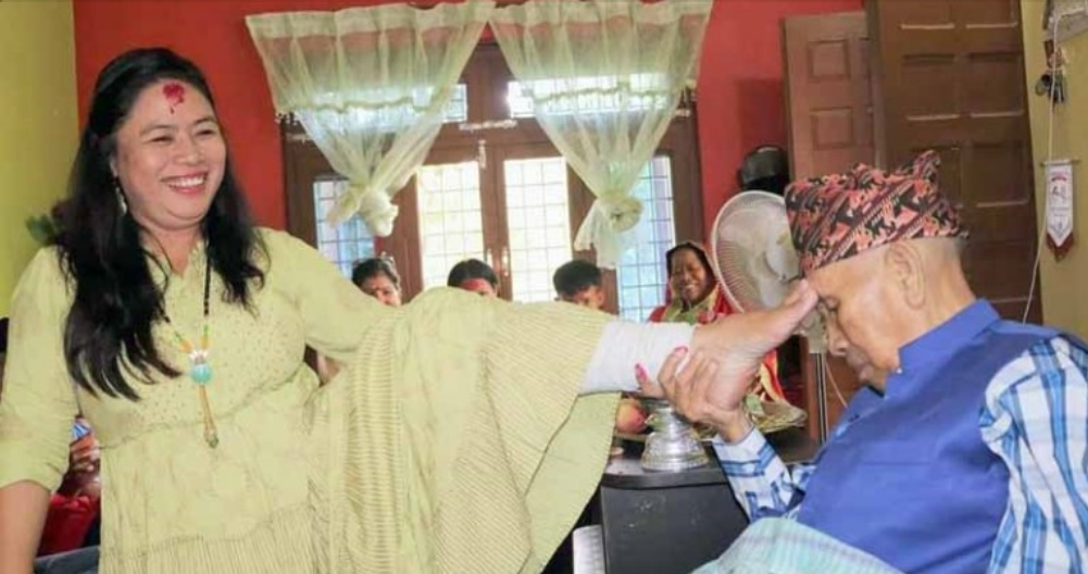 दशैंको भाइरल तस्विर सामान्य व्यक्तिको नभई नेपालगन्जकी उपमेयर ; बास्तवमा भएको के हो ?