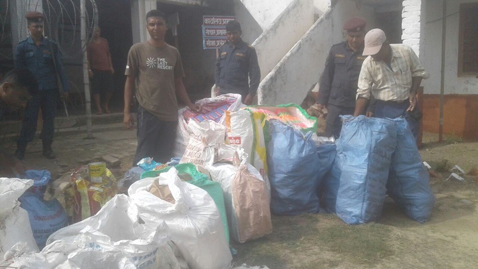 सिरहा प्रहरीद्धारा दुई गोदाममा छापा,ठुलो परिमाणमा अवैद्य सामान बरामद