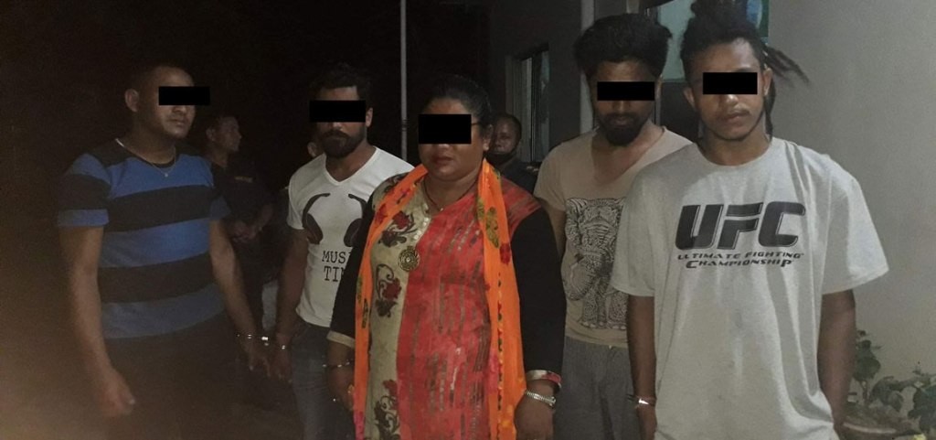 सैनामैनाबाट १० लाख अवैध युरोसहित ५ जना पक्राउ