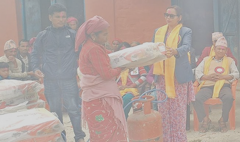 सामुदायिक वनको विनाश बढेको भन्दै उपभोक्तालाई सिलिन्डर र चुलो वितरण