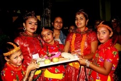 वद्ध आश्रमलाई सहयोग गर्न बाल क्लबले देउसी भैलो खेल्ने