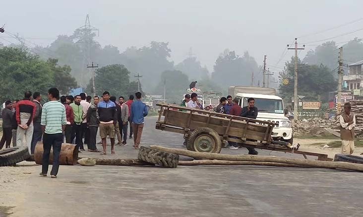 बसको ठक्करले दुई जनाको मृत्यु भएपछि स्थानीयले गरे राजमार्ग अवरुद्ध