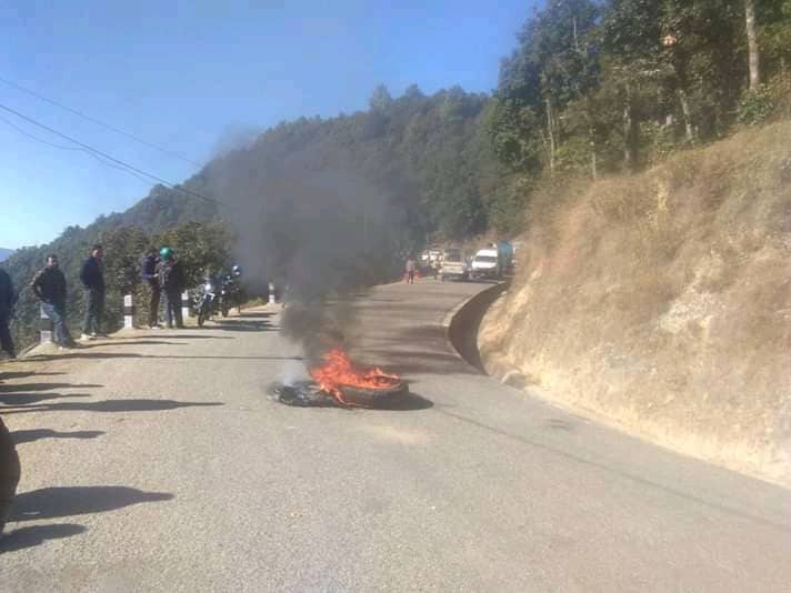 दुर्घटनामा एक युवकको मृत्यु भएपछि आफन्तले गरे दुई राजमार्ग अवरुद्ध