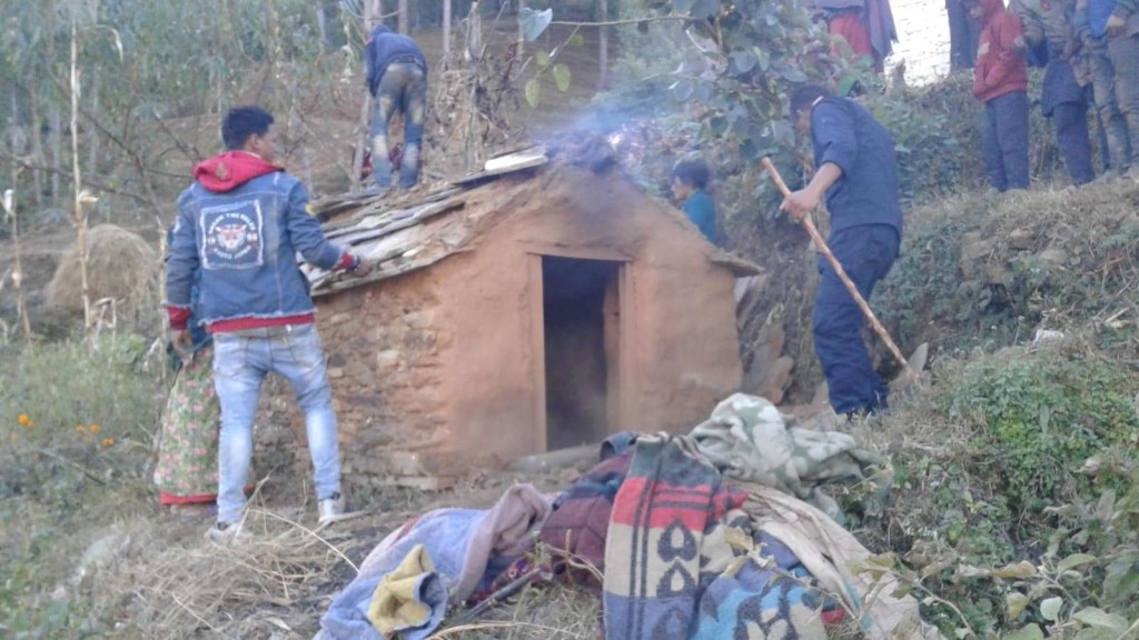 समुदाय प्रहरी साझेदारी कार्यक्रम अन्तर्गत प्रहरी टोलीले छाउगोठ भत्काउदै