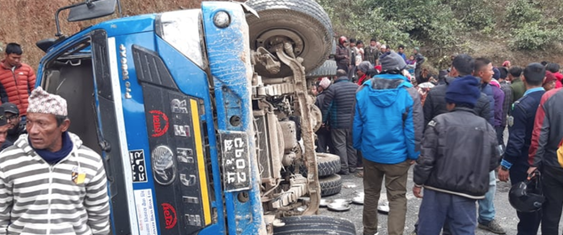 यात्रु बोकेको मिनिट्रक दुर्घटना
