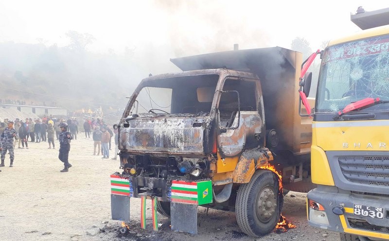 क्रसरभित्र रहेका २० वटा टिपर र ६ वटा एक्साभेटरमा तोडफोड र आगजनी