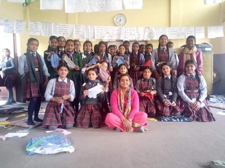 नेपाल नमुना माध्यमिक विद्यालयमा छात्राहरुलाई सेनेटरी प्याड तालिम