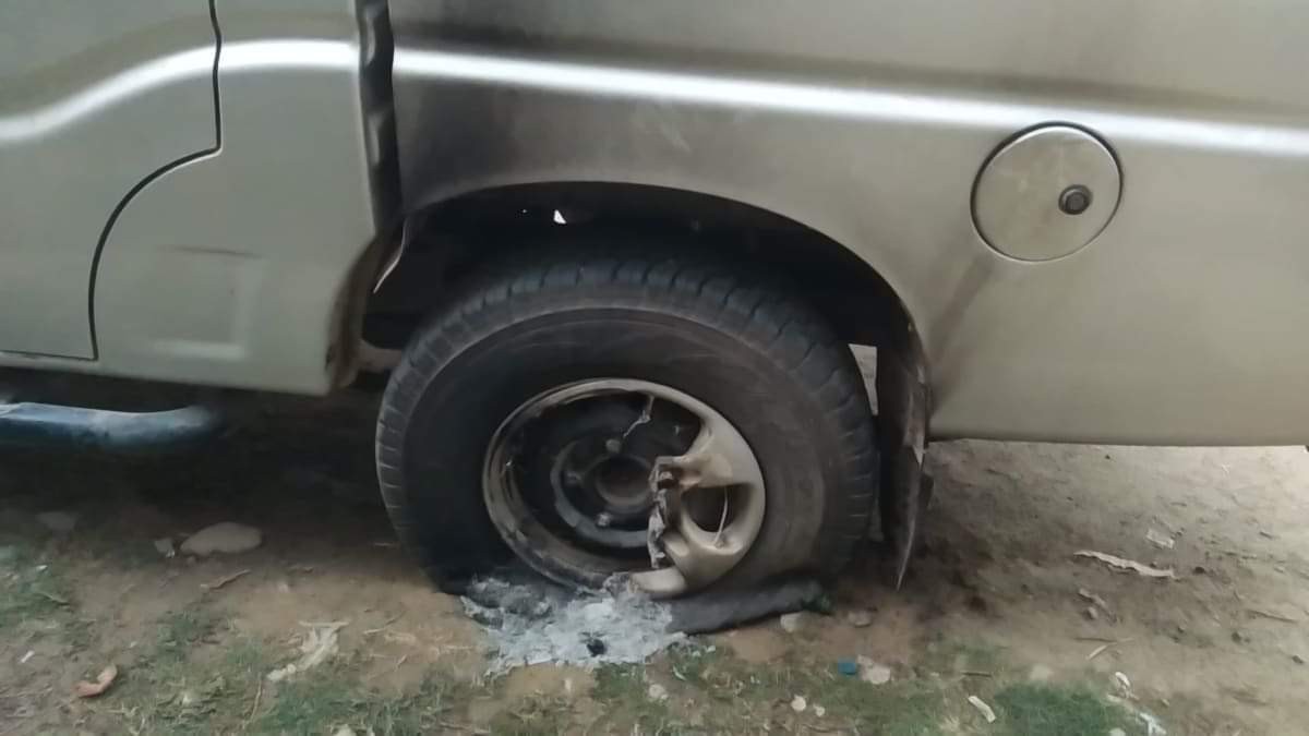 घरको अगाडि पार्किङ गरेर राखेको गाडिमा आगजनी