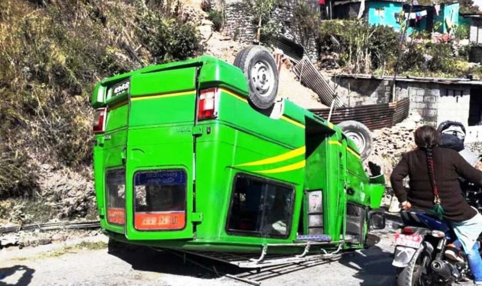 सराङकोटमा मिनी माइक्रो बस दुर्घटना