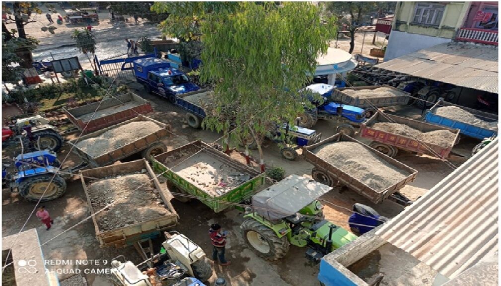 नवलपुरको विनयी खोलाबाट ११ वटा ट्याक्टर प्रहरी नियन्त्रणमा