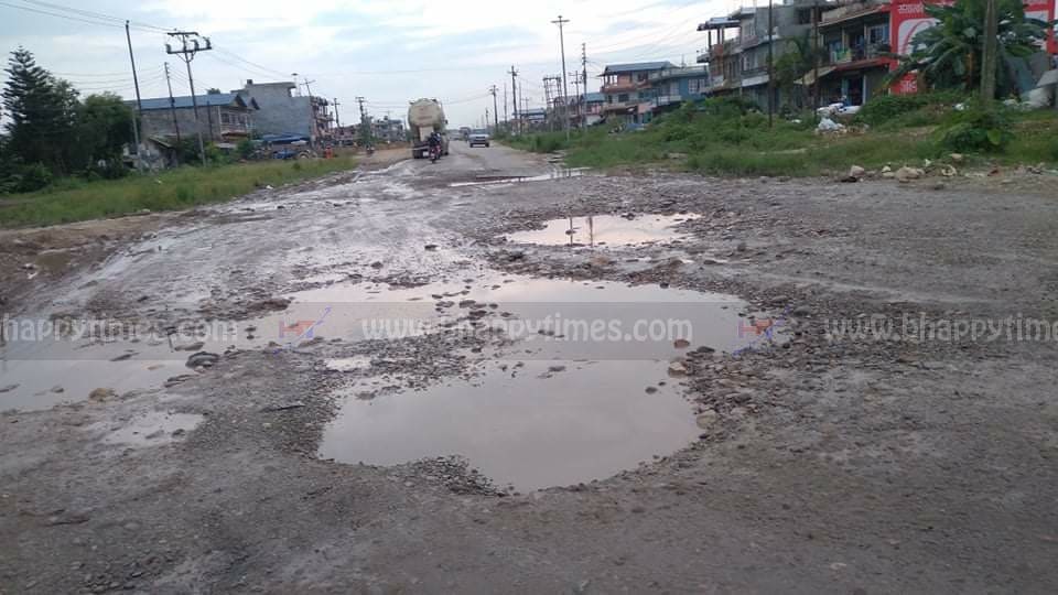 नवलपुरमा दुर्घटनाको कारण बन्दै सडकका खाडलहरु