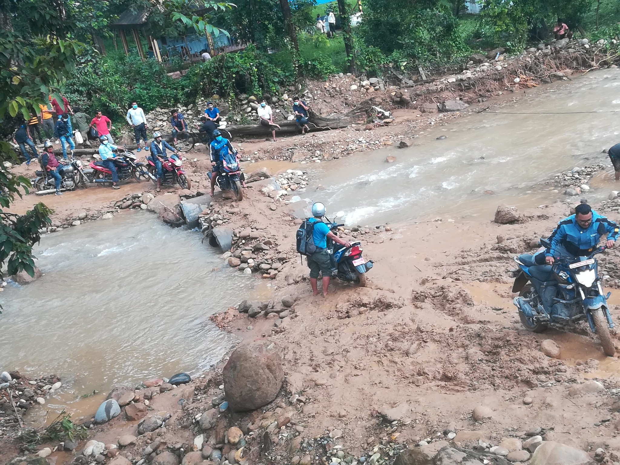 पुर्व पश्चिम राजमार्ग फेरि पनि अवरुद्ध