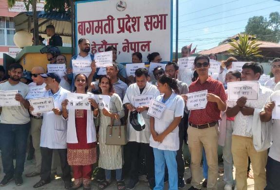 चिकित्सकको प्रश्न : उपचारको लागि औजार बोक्ने कि सुरक्षाका लागि हतियार ?