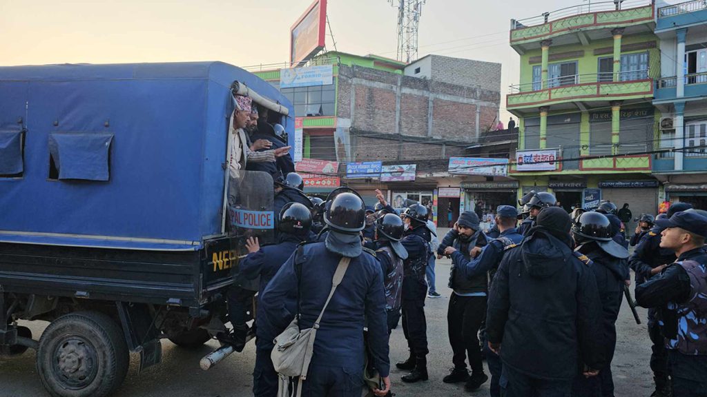 टिपरको ठक्करबाट २ युवाको मृत्यु भएपछि दाङमा प्रदर्शन, गाउँपालिका उपाध्यक्षसहित पक्राउ