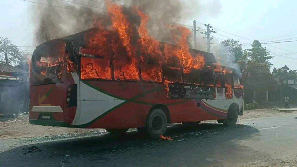 सर्लाहीमा साइकल यात्रीलाई ठक्कर दिने बस स्थानीयले जलाए