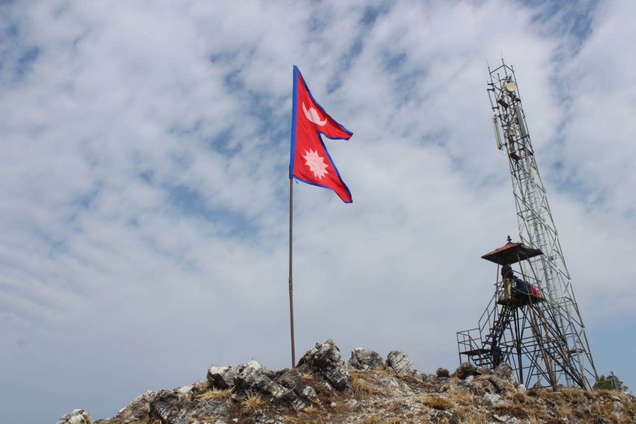 देवचुली डाँडामा फहराइयो राष्ट्रिय झण्डा