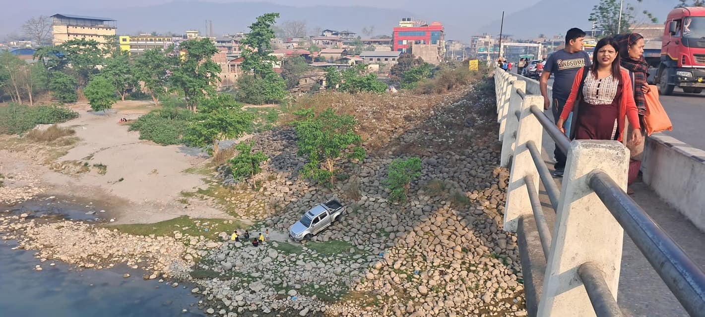 नारायणी पुलबाट गाडी खस्यो