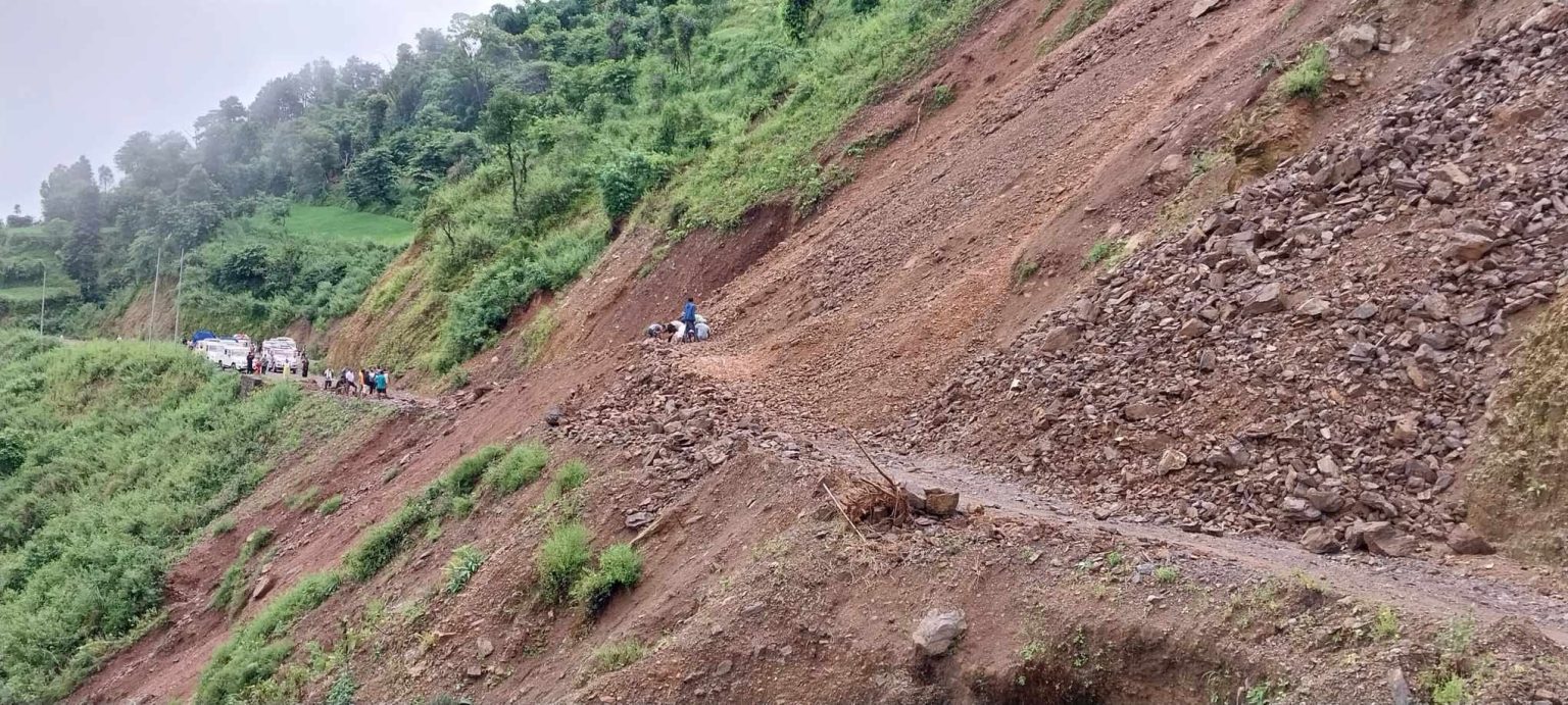 पहिरोको कारण नवलपुरको बुलिङ्टार सडकखण्ड अबरुद्ध